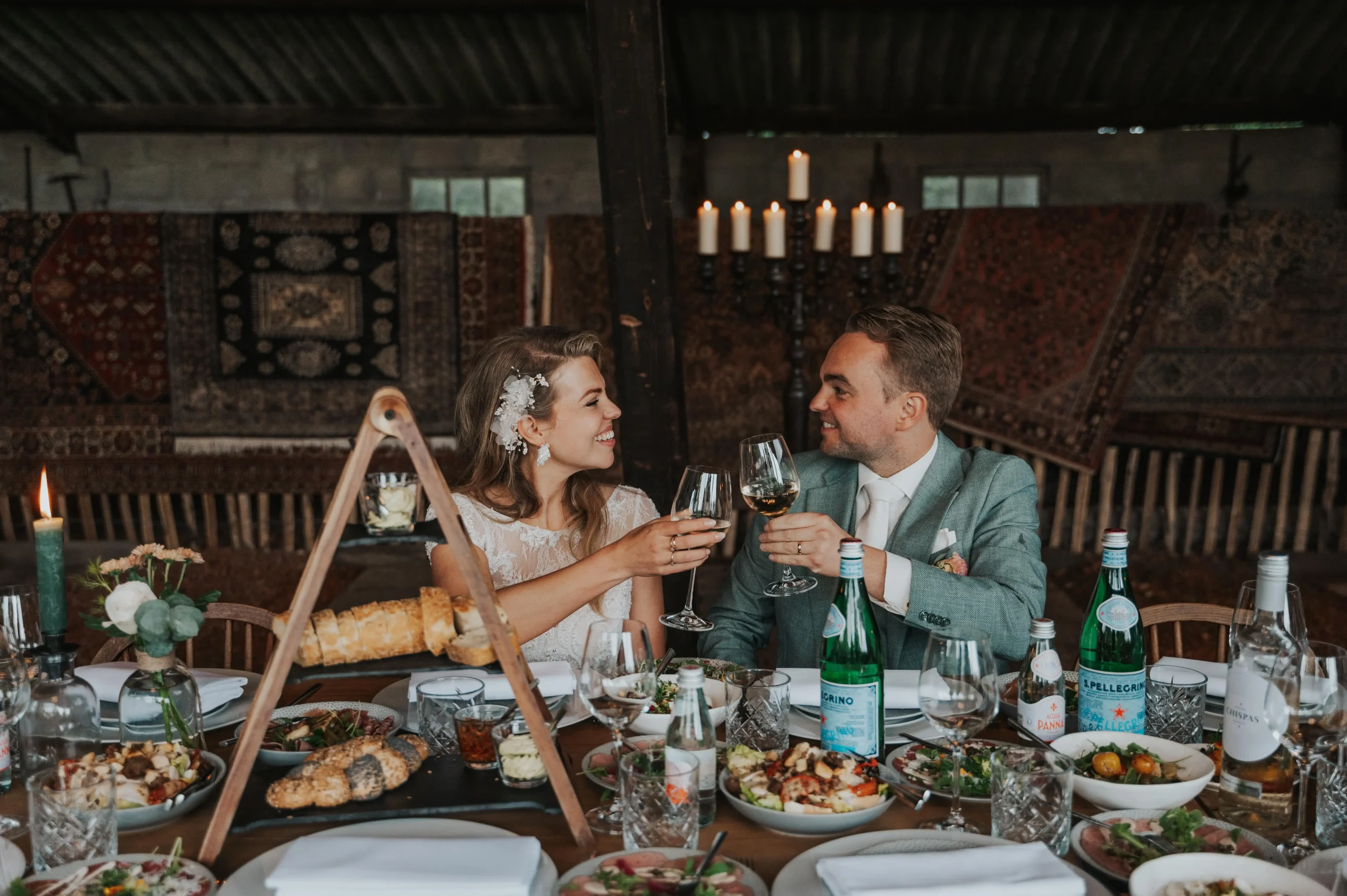Bruidspaar proost aan een gedekte tafel